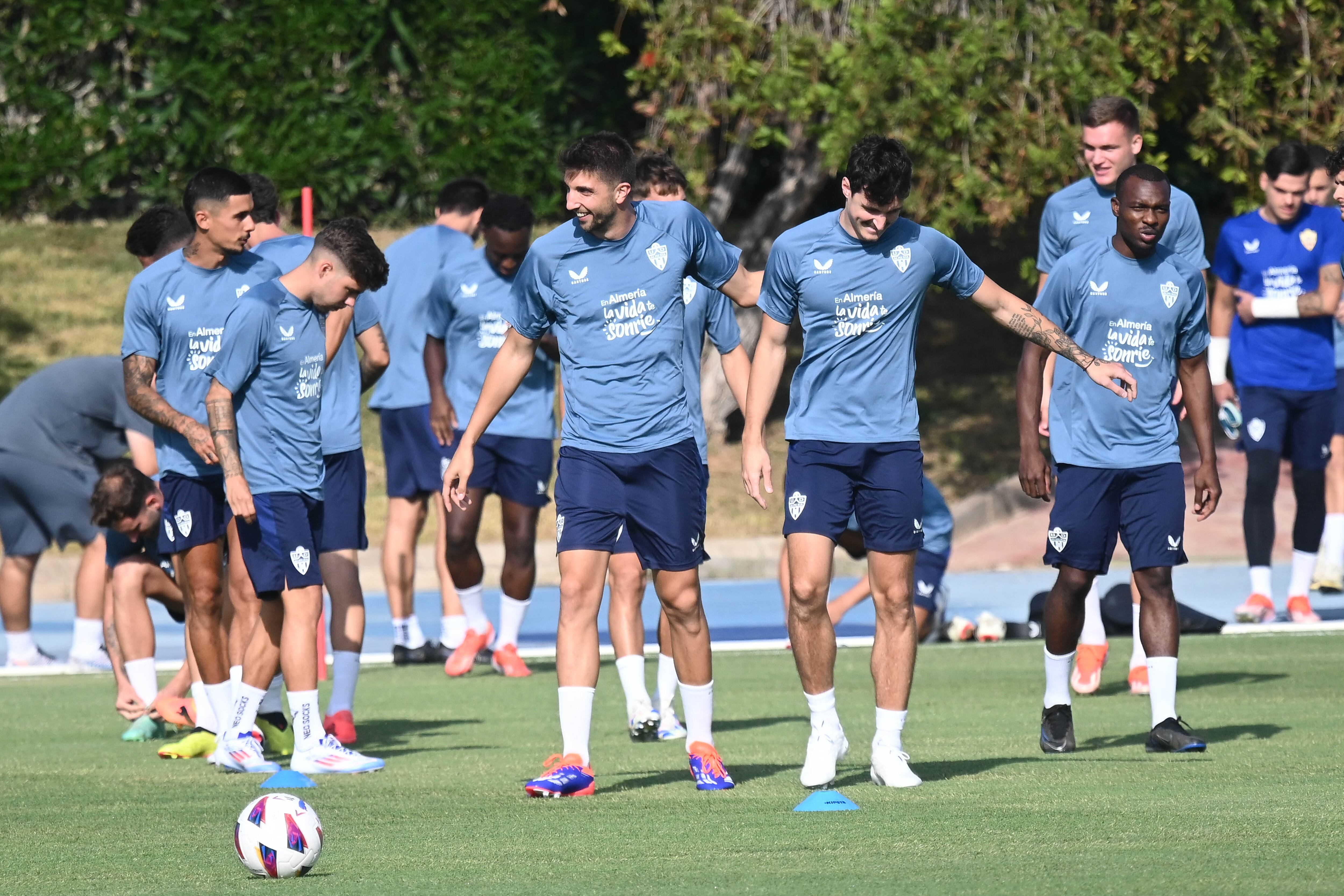 La plantilla rojiblanca trabaja con un ojo en el campo y otro en el teléfono móvil porque nadie tiene asegurado el puesto para la nueva temporada.