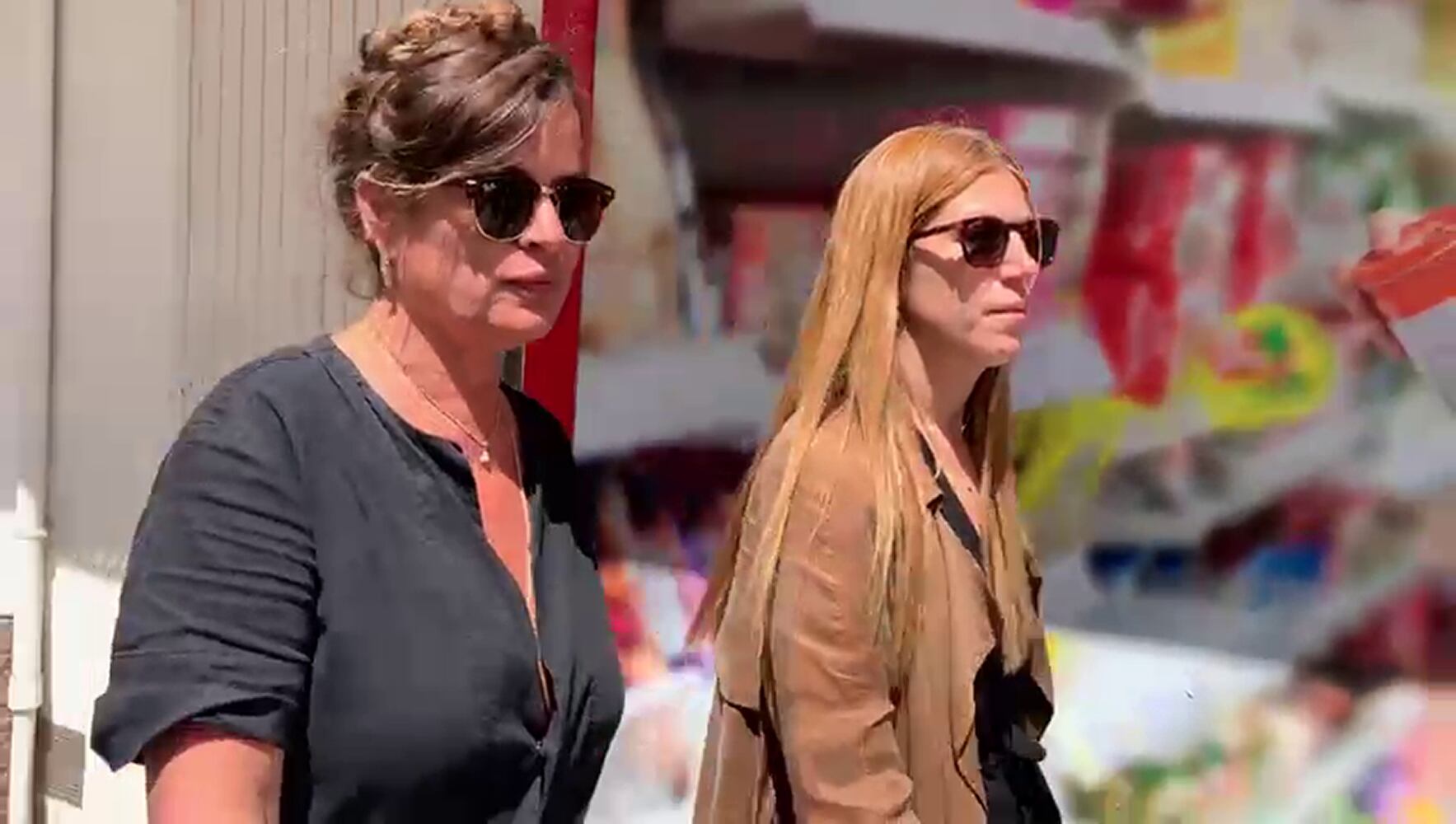 IBIZA, 19/05/2023.- Captura de video de la joyera, modelo y diseñadora de interiores Jade Jagger (i), hija del famoso cantante Mick Jagger, paseando por Ibiza tras ser condenada este viernes a indemnizar con 800 euros a una agente de la Policía Nacional de Ibiza a la que agredió el pasado miércoles en un restaurante. EFE/Captura de video/Mejor calidad disponible
