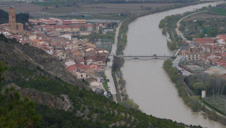 El río Arga crecido a su paso por Funes