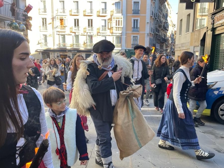 Olentzero en la plaza del Ayuntamiento de Pamplona.