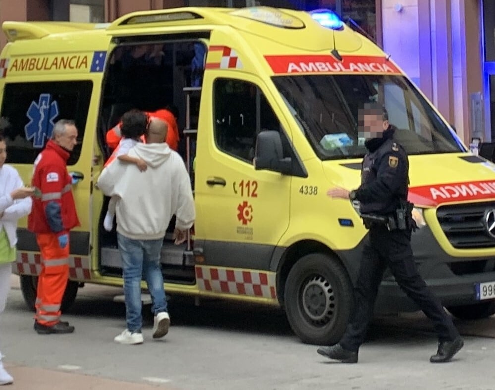 El ambulancia atiende a la criatura