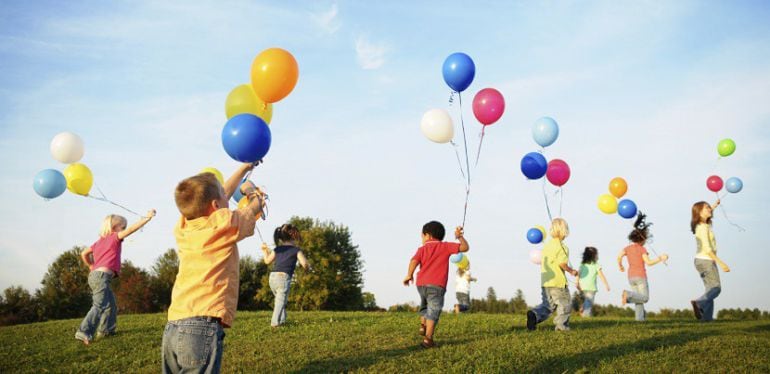 Niños durante un momento de ocio y diversión jugando con globos