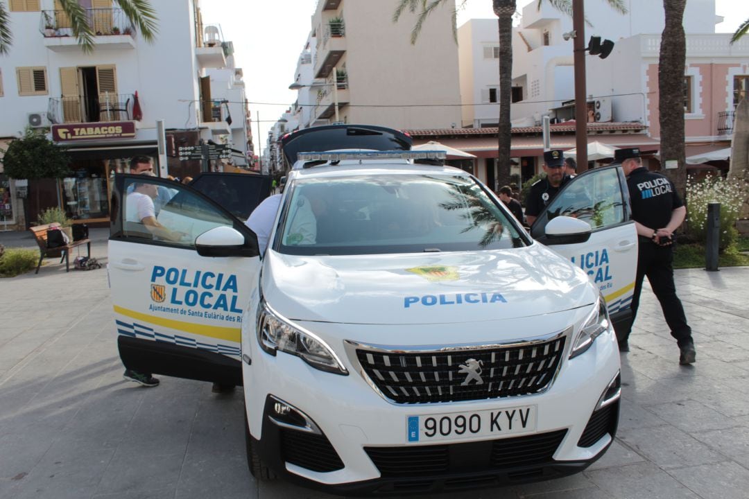 Imagen de archivo de una patrulla de la Policía Local de Santa Eulària