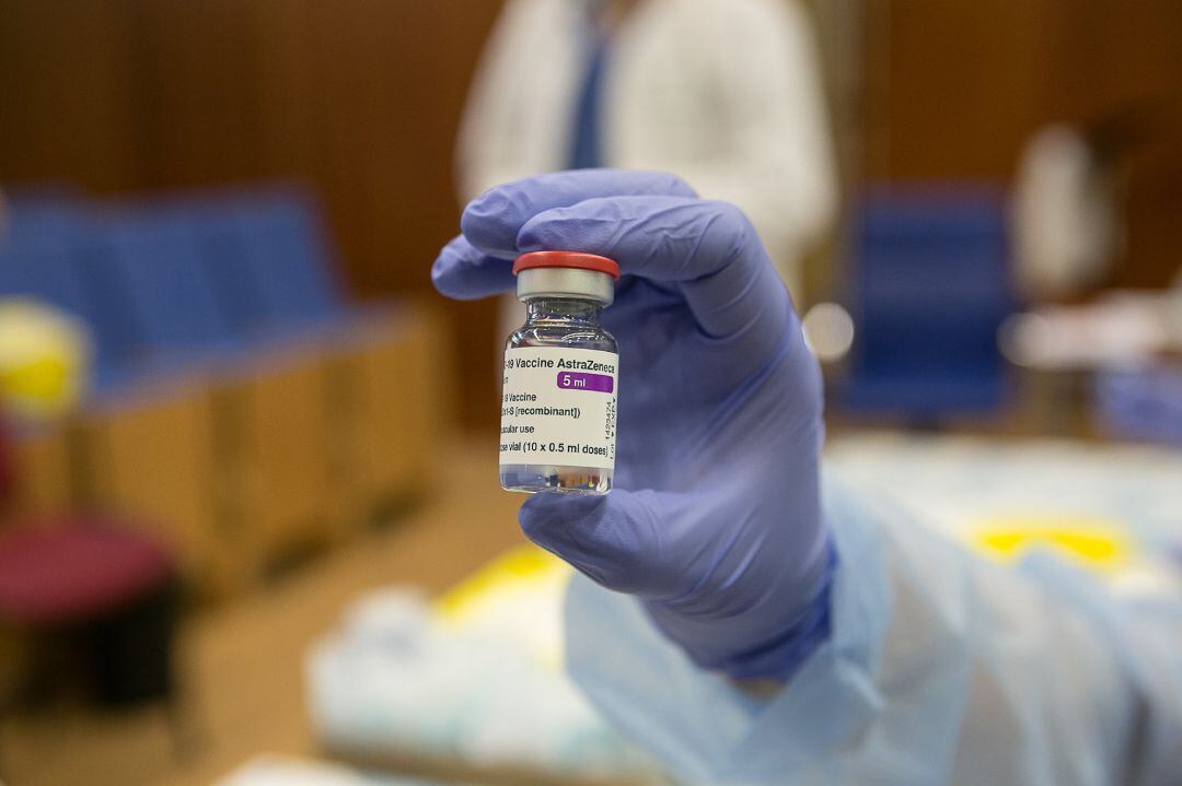 Una profesional sanitaria sostiene un vial de la vacuna AstraZeneca contra la COVID-19