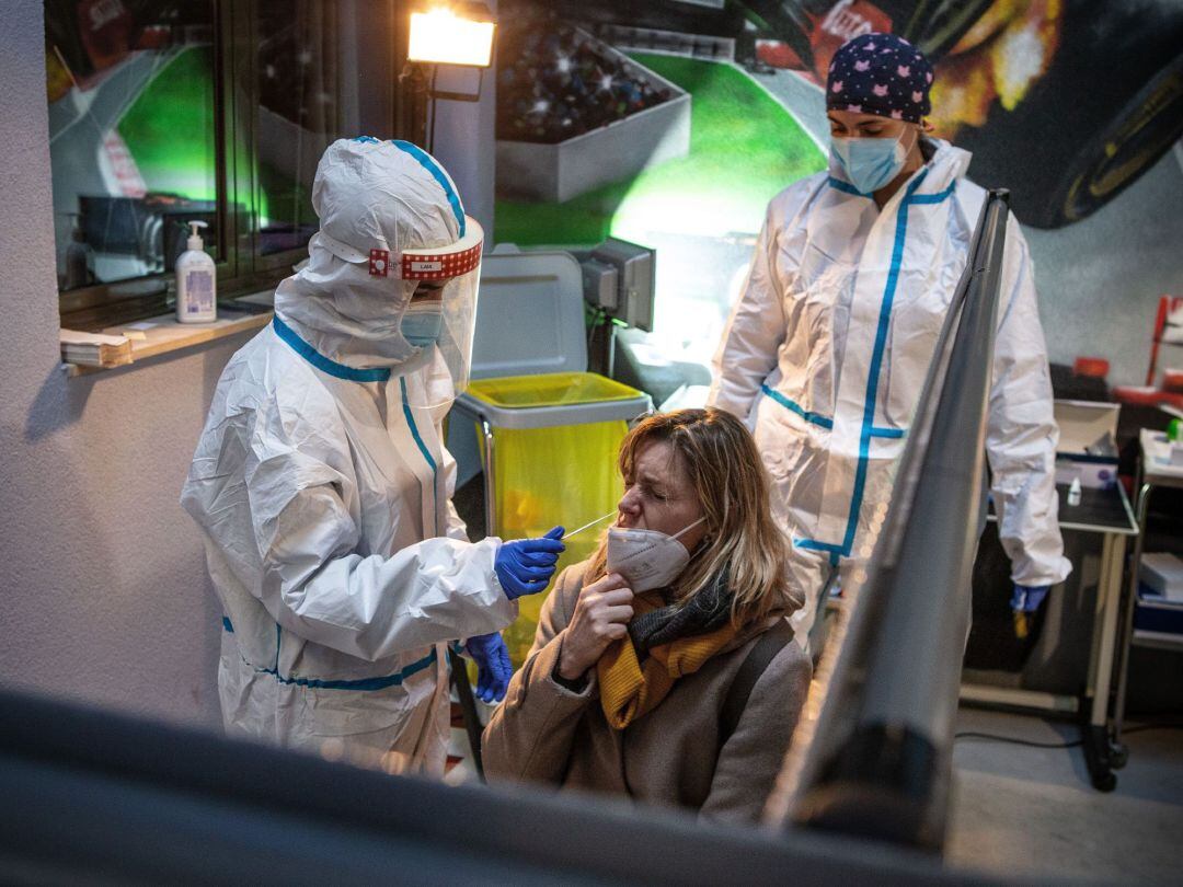 Profesionales sanitarios atienden a pacientes que acuden a realizarse una prueba PCR