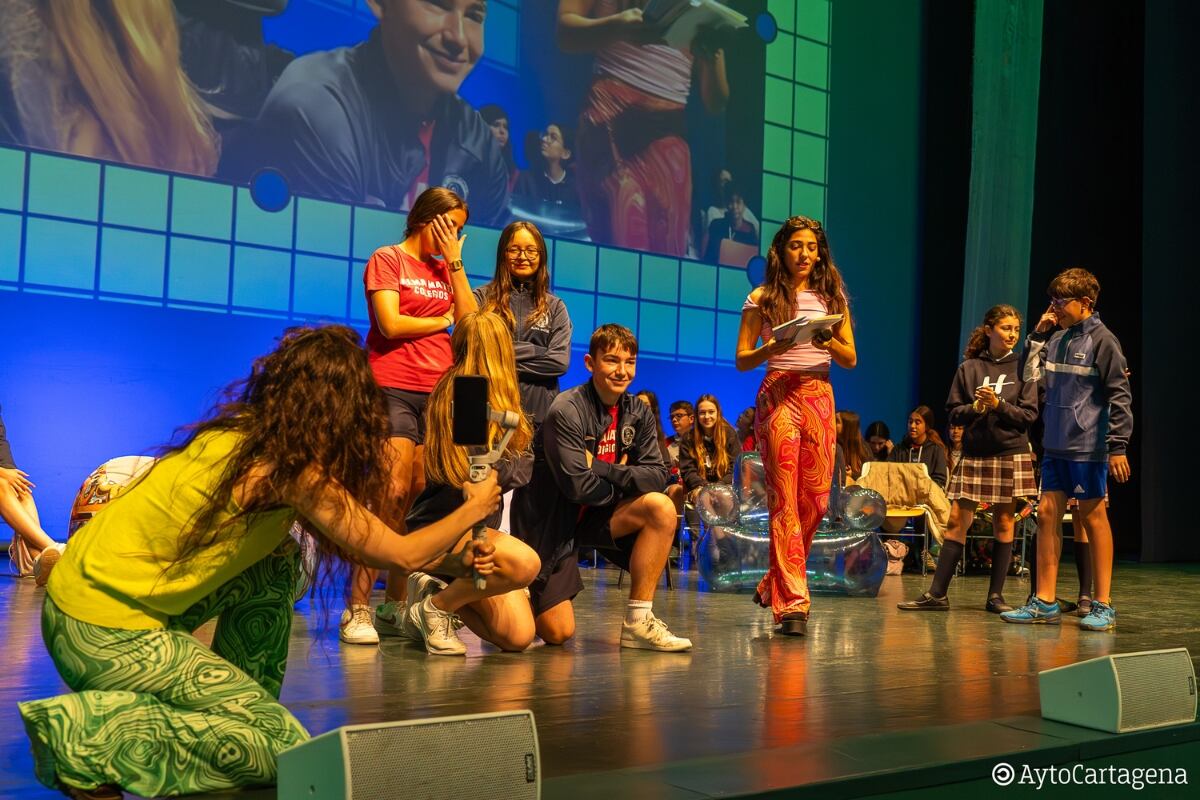 Encuentro con los finalistas Premios Mandarache y Hache 2024