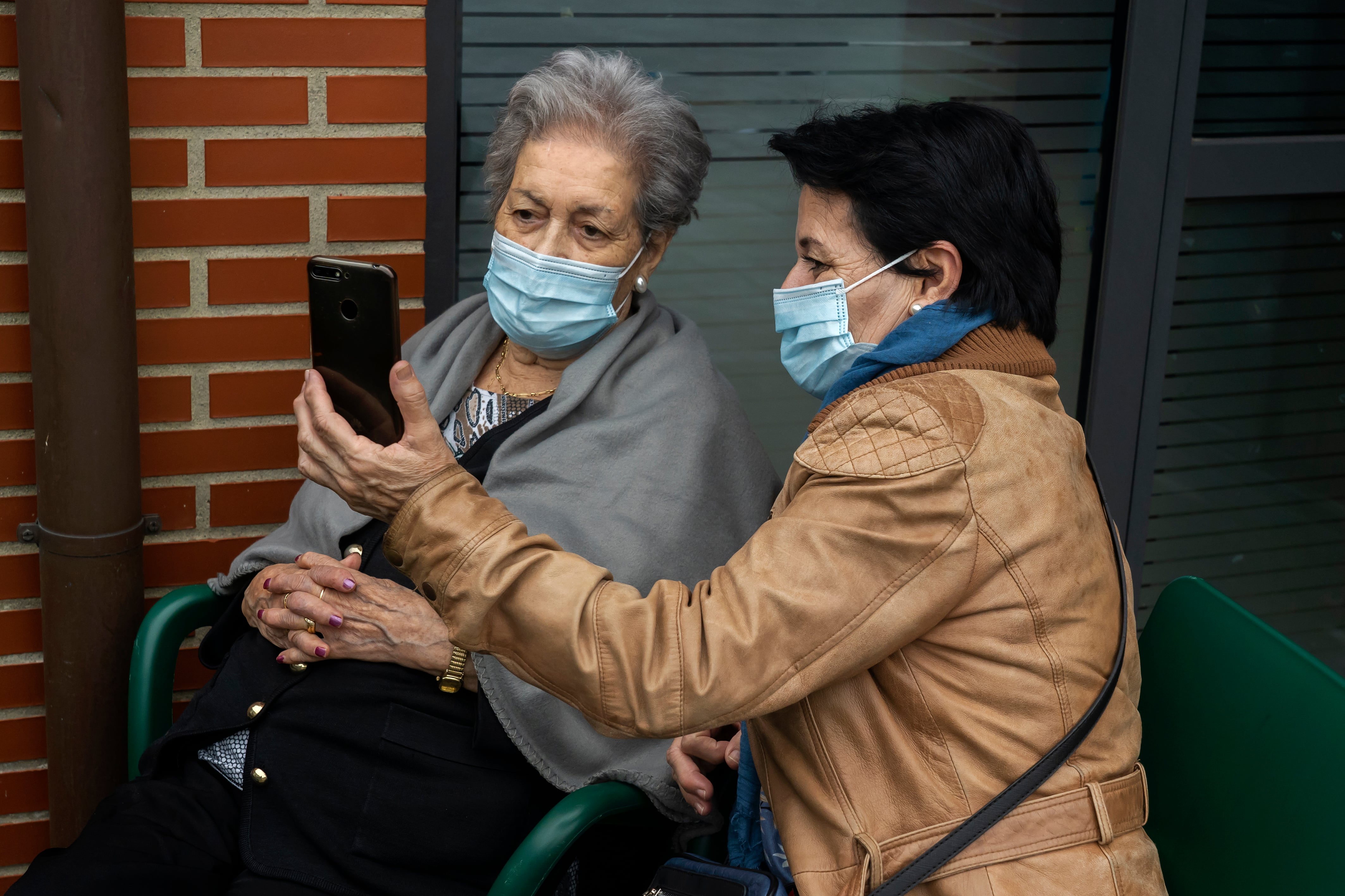 Mujeres viendo el móvil