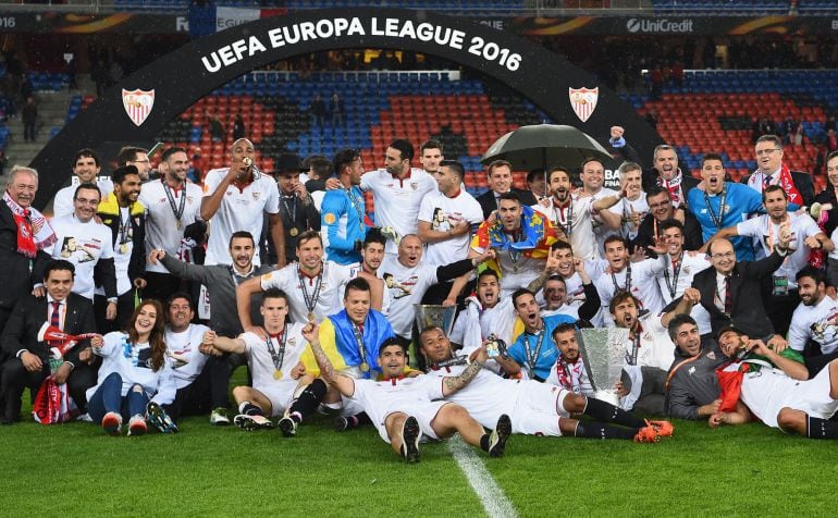 Los jugadores del Sevilla celebran la Europa League conseguida ante el Liverpool en Basilea