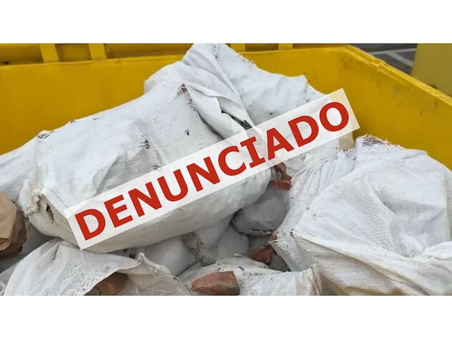 Escombros dentro de un contenedor de reciclado de envases en Azuqueca