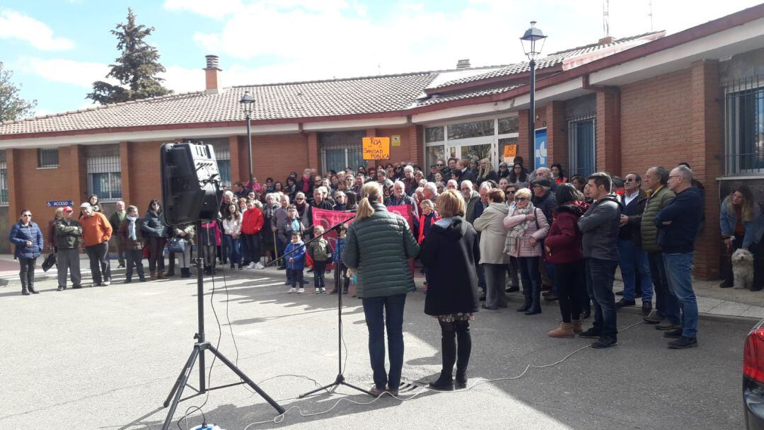 Unos dos centenares de personas se concentraban por sexta vez frente al Centro de Salud de Roa