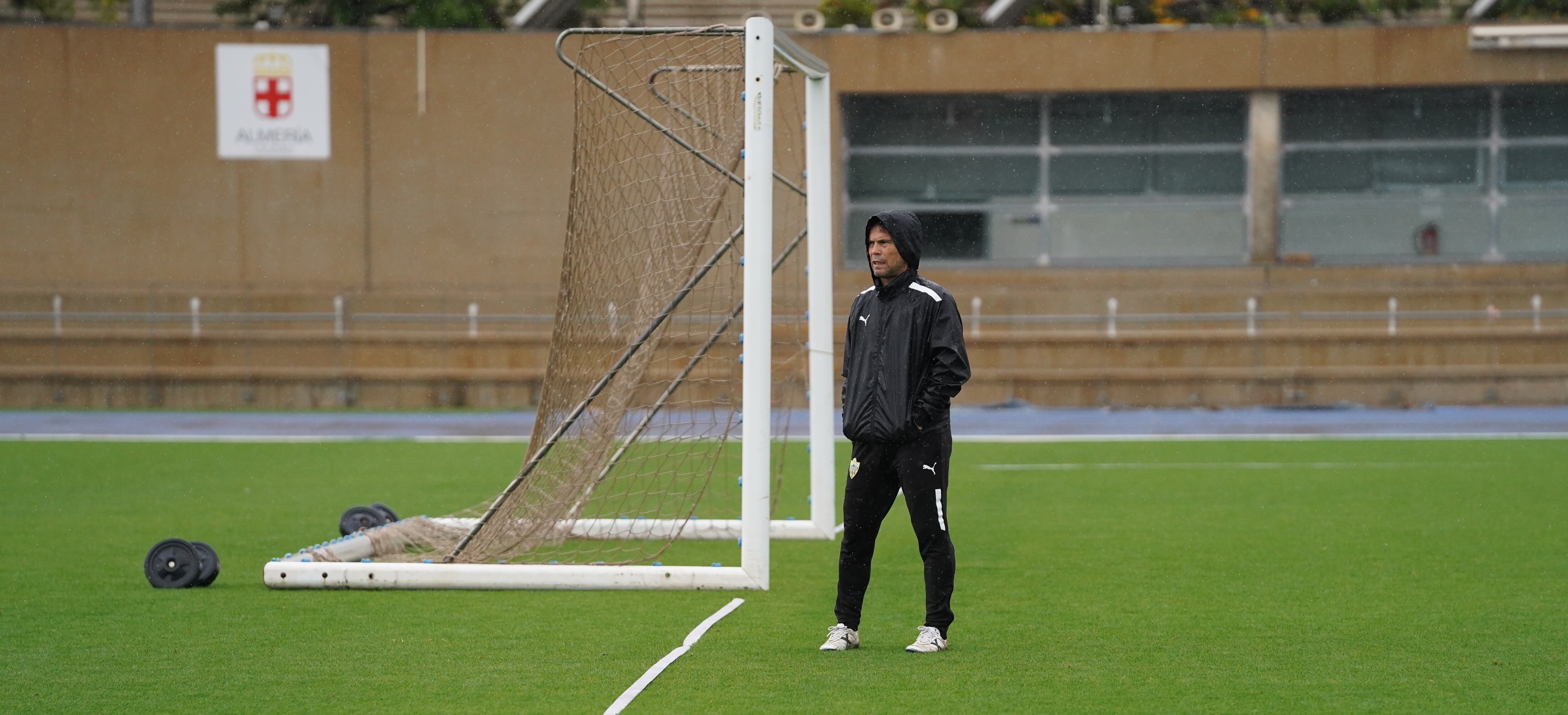 Rubi siguiendo el entrenamiento del Almería bajo la lluvia.