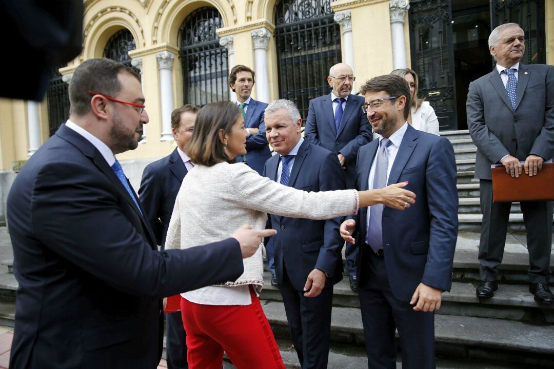 El desayuno de trabajo ha permitido a la FADE trasladar sus aspiraciones a la ministra, que en la fotografía saluda al consejero de Industria en presencia del presidente Barbón y del líder de la patronal, Belarmino Feito.