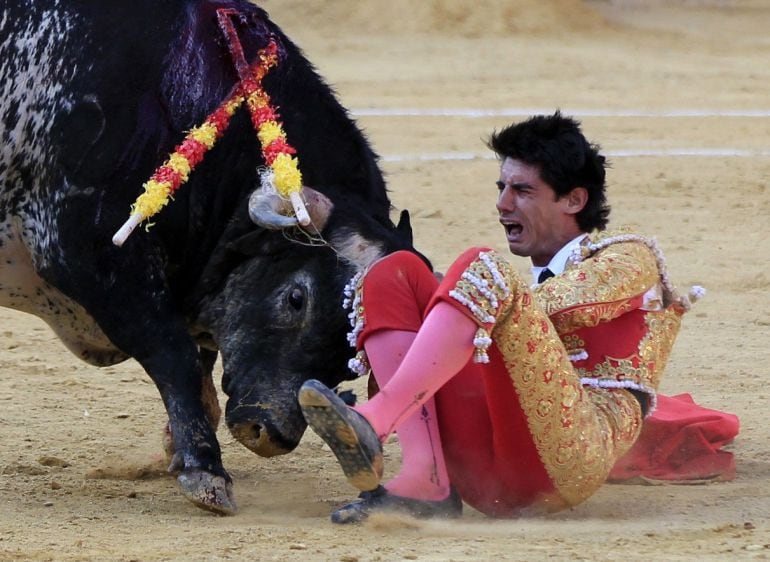 El torero segoviano de 29 años Víctor Barrio en el momento de sufrir una grave cogida en el tercer toro de la tarde