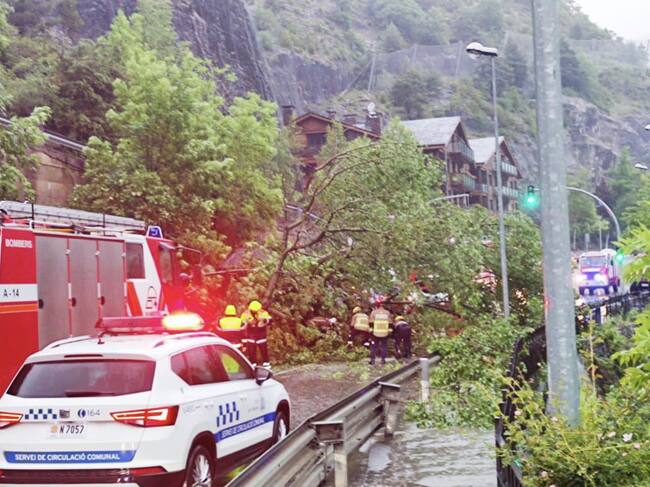 La forta pluja caiguda en les darreres hores obliga als bombers a fer trenta sortides