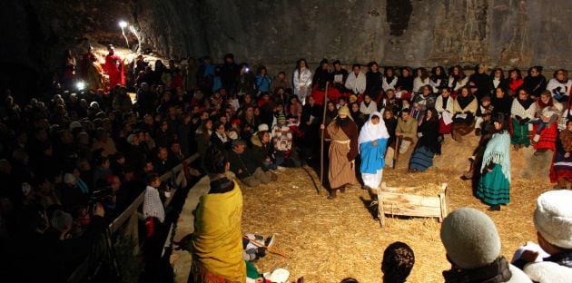 Representación del belén viviente en el interior de la cueva.