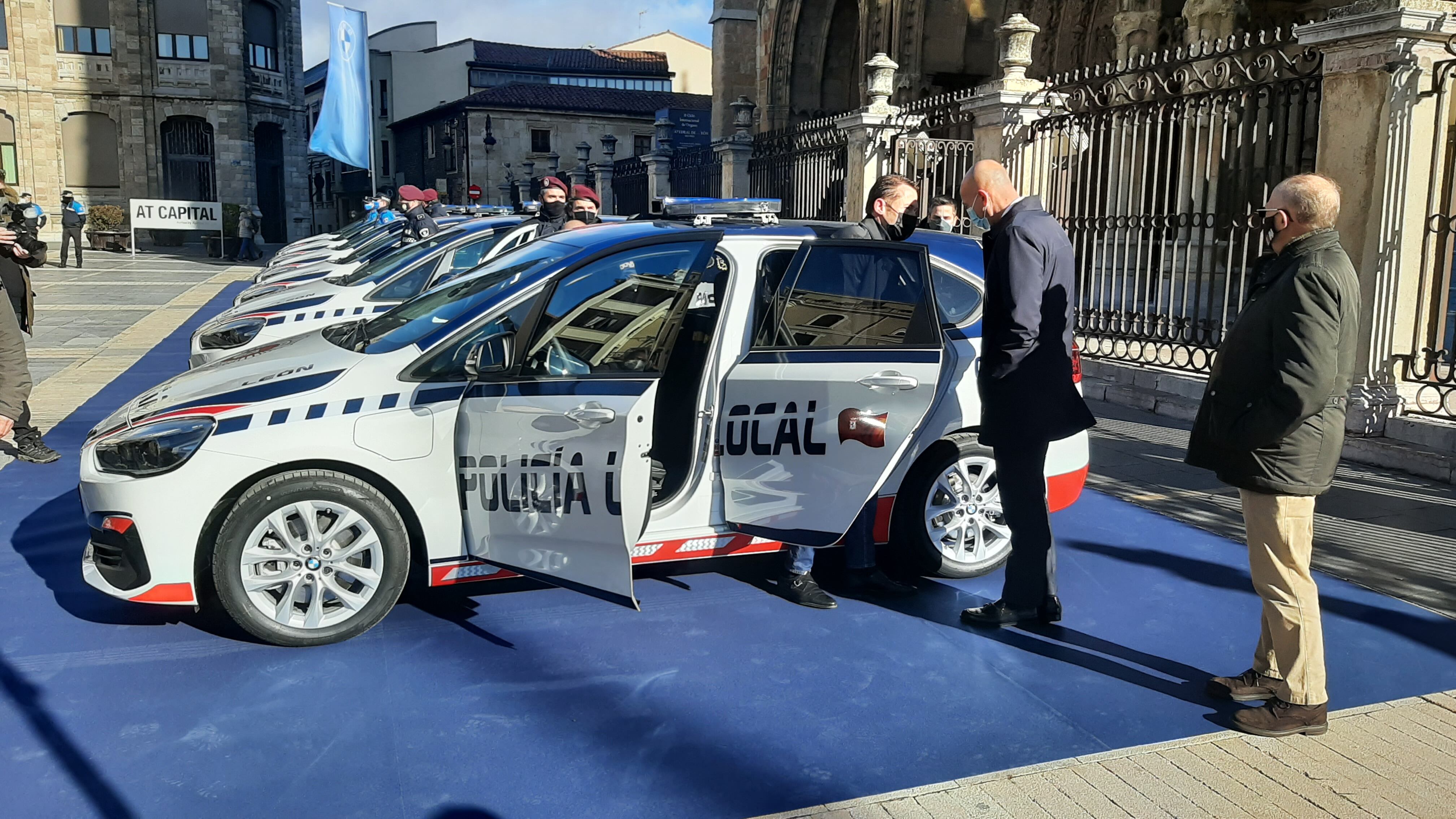 José Antonio Díez junto a uno de los trece nuevos vehículos híbridos de la Policía Local de León