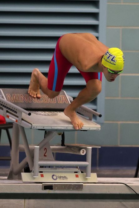 Abbas Karimi entrenando en la piscina