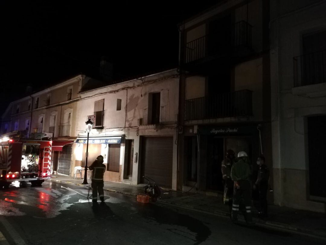 Bomberos ante el edificio incendiado esta madrugada