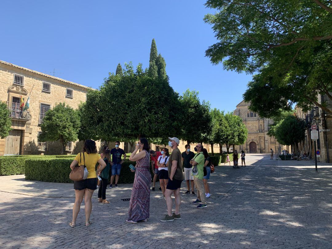 Turistas en la Plaza Vázquez de Molina