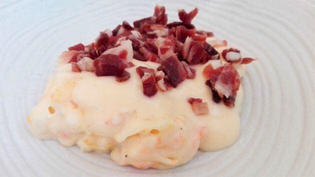 Ensaladilla templada con tacos de jamón