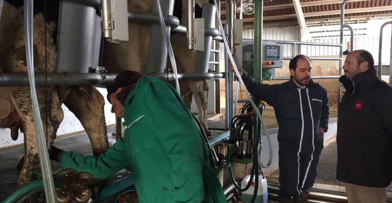 Pedro Rollán en su visita al SAT a las instalaciones de El Soto de Navalafuente