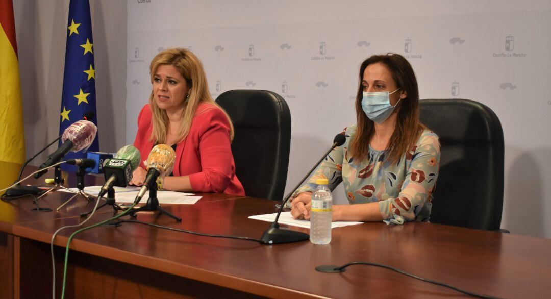 La delegada de la Junta en Cuenca, María Ángeles Martínez (i), junto a la delegada de Educación, Sonia Isidro (d), durante la presentación de las medidas