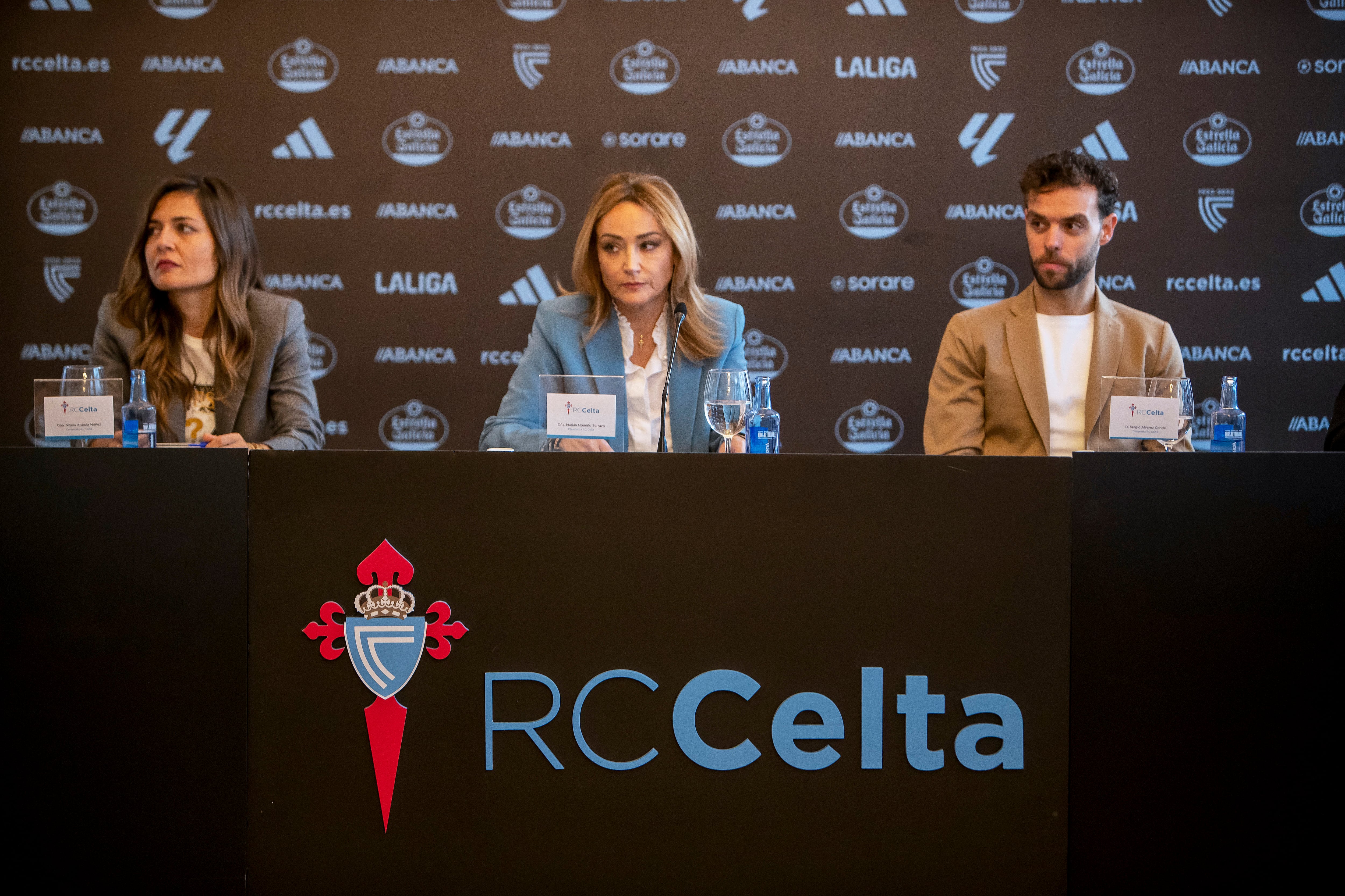 VIGO (PONTEVEDRA), 14/12/2023.- Presentación oficial de la nueva presidenta del Real Club Celta de Vigo, Marian Mouriño (c), durante una rueda de prensa en la que estuvo acompañada por Sergio Álvarez, canterano celeste y portero del primer equipo durante nueve temporadas entre 2012 y 2021, y de la consejera Xisela Aranda, este jueves en Vigo. EFE / Salvador Sas
