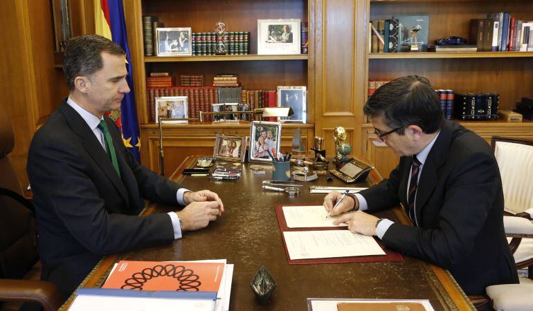 El rey Felipe VI con el presidente del Congreso de los Diputados, Patxi López (d), en su despacho del Palacio de la Zarzuela para firmar el decreto de disolución de las Cortes.