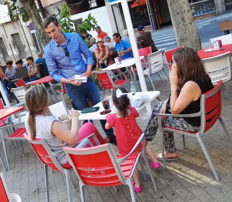 El candidato de Ciudadanos de Ávila, Diego Garzón, esta mañana en Arenas de San Pedro