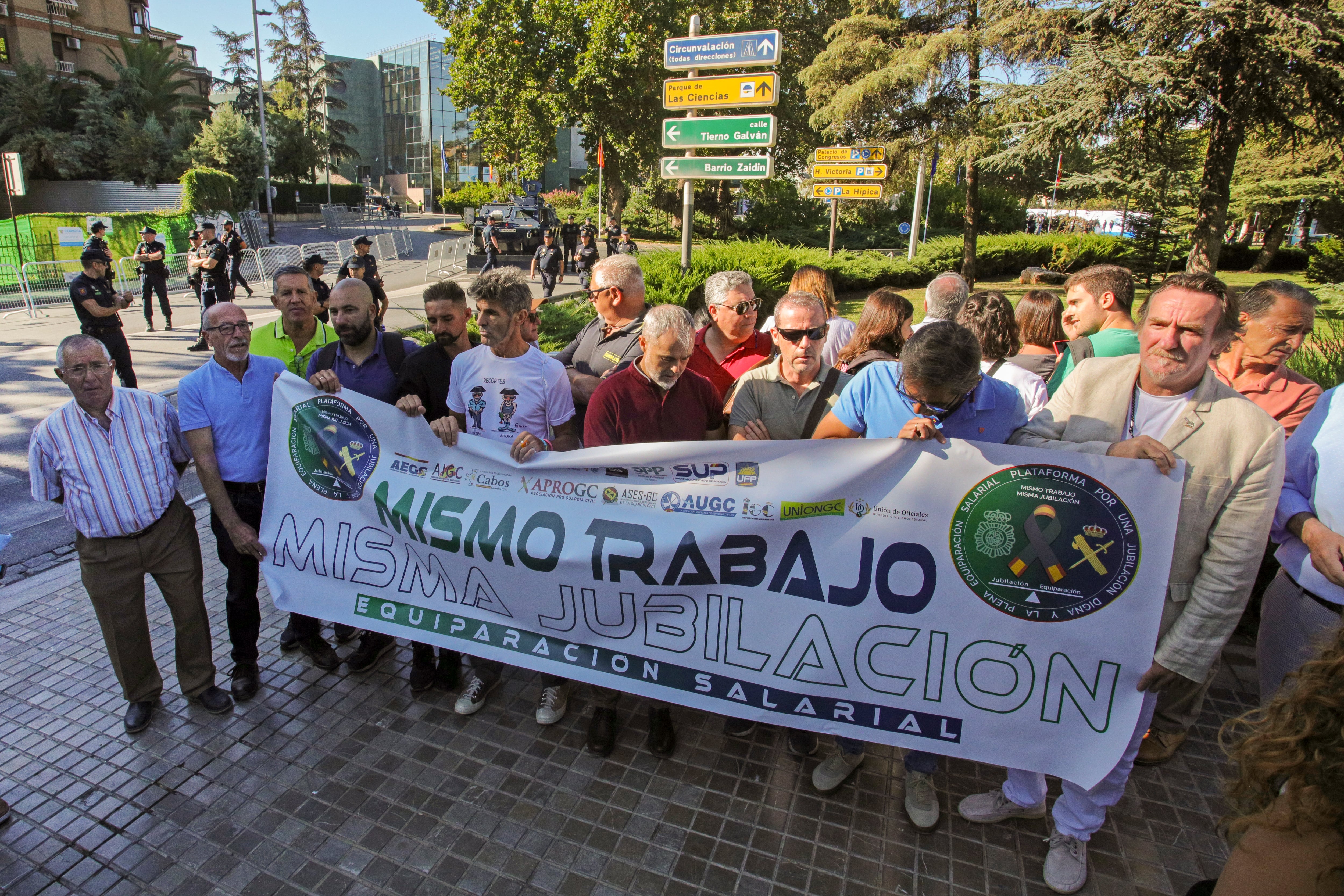 La Plataforma por una jubilación digna y la plena equiparacion salarial de policías y guardias civiles se concentra este jueves en las inmediaciones del Palacio de Congresos de Granada, coincidiendo con la III cumbre de la Comunidad Política Europea