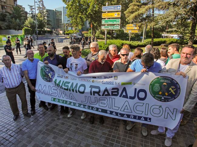 La Plataforma por una jubilación digna y la plena equiparacion salarial de policías y guardias civiles se concentra este jueves en las inmediaciones del Palacio de Congresos de Granada, coincidiendo con la III cumbre de la Comunidad Política Europea