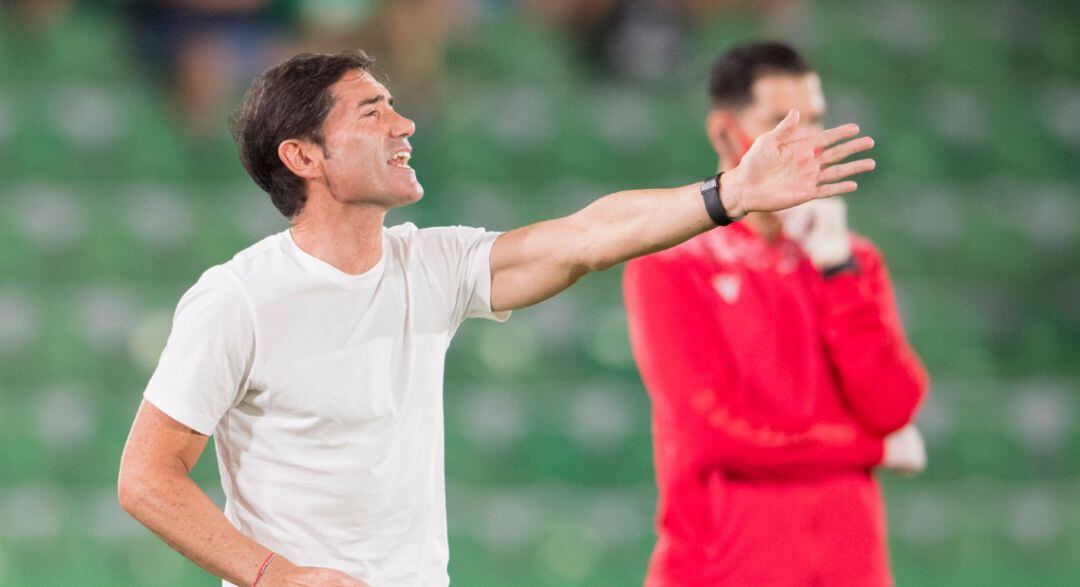 Marcelino da indicaciones a sus jugadores durante el partido frente al Elche