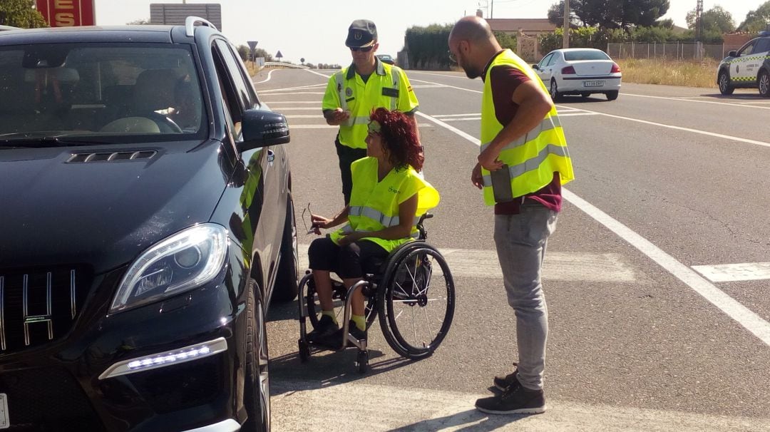 Mamen se dirige a uno de los conductores parados por la Giardia Civil 