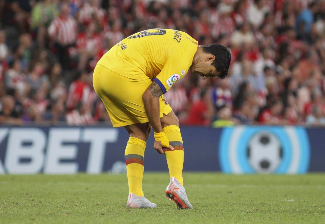 Luis Suárez se tuvo que retirar del campo en la primera parte del partido entre el Barcelona y el Athletic en San Mamés.