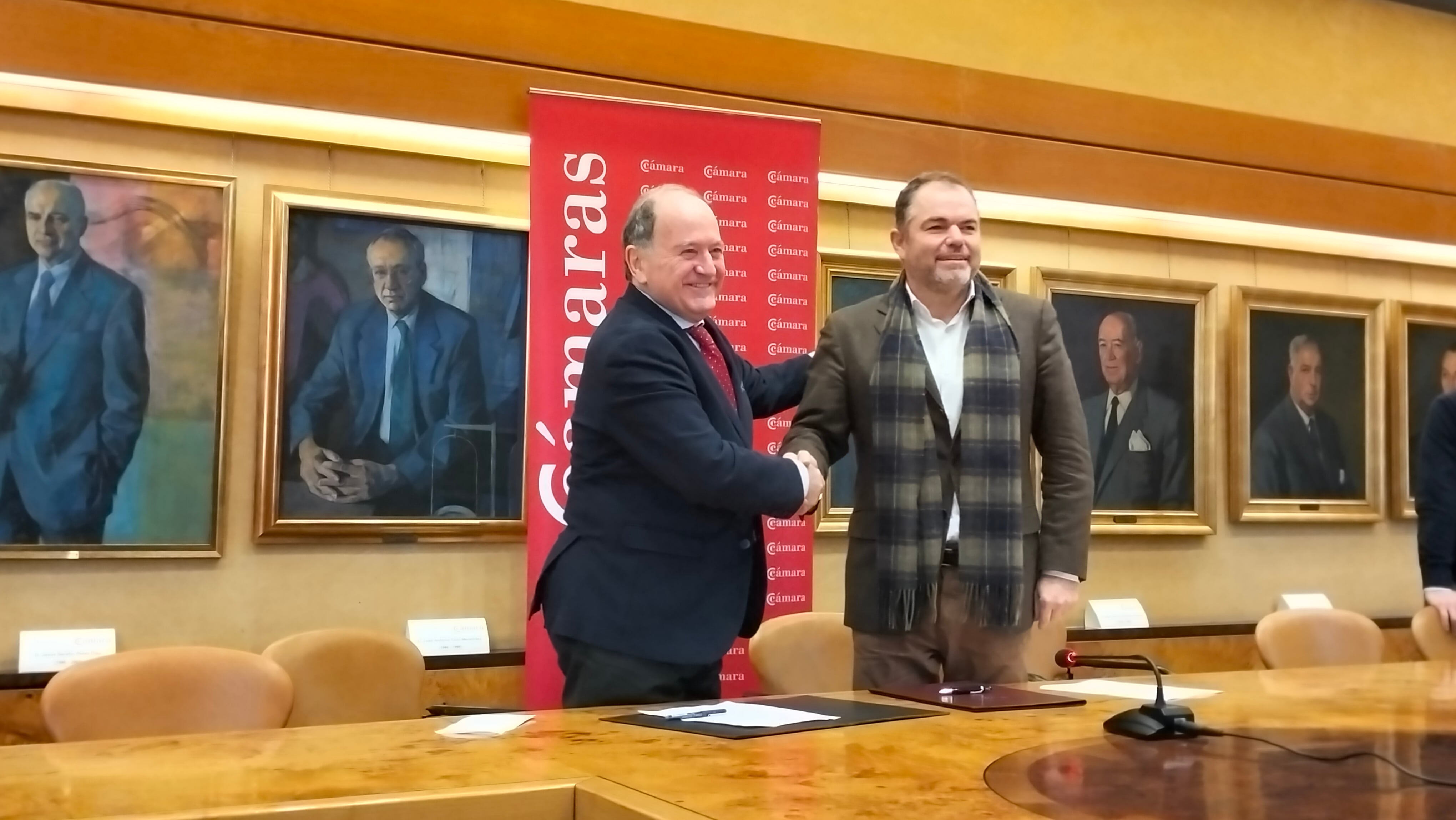 Los presidentes de Ópera de Oviedo, Juan Carlos Rodríguez-Ovejero, y de la Cámara de Comercio de Oviedo, Carlos Paniceres, sellan con un apretón de manos el convenio firmado