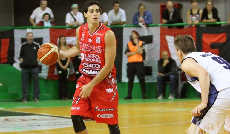 El base Luca Vildoza, durante un partido con la camiseta de Quilmes Mar del Plata.