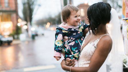 Imagen de la novia y la niña juntas.