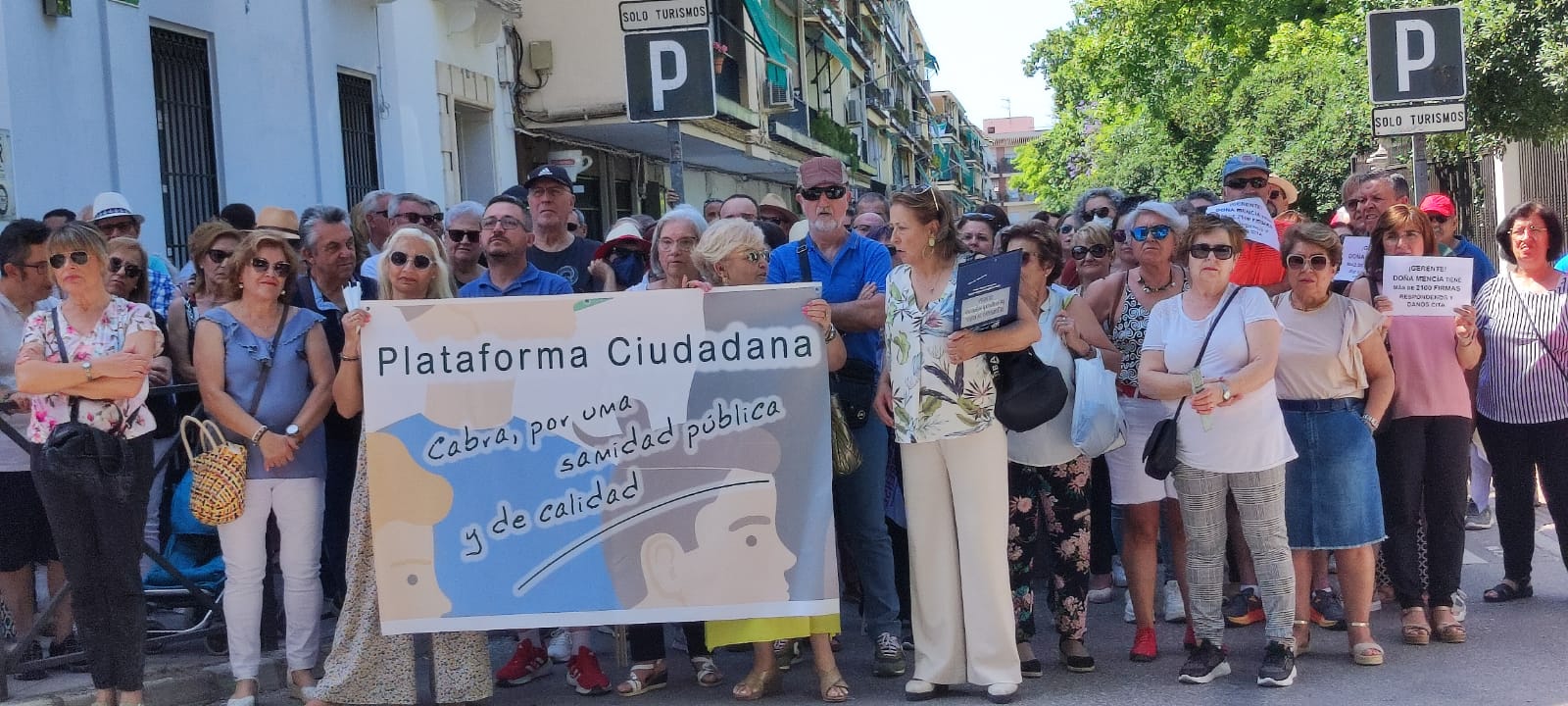 Protesta por el riesgo de cierre de la UCI del Infanta Margarita y por la pérdida de médicos de Atención Primaria en Priego de Córdoba, ante el centro de Salud de Cabra