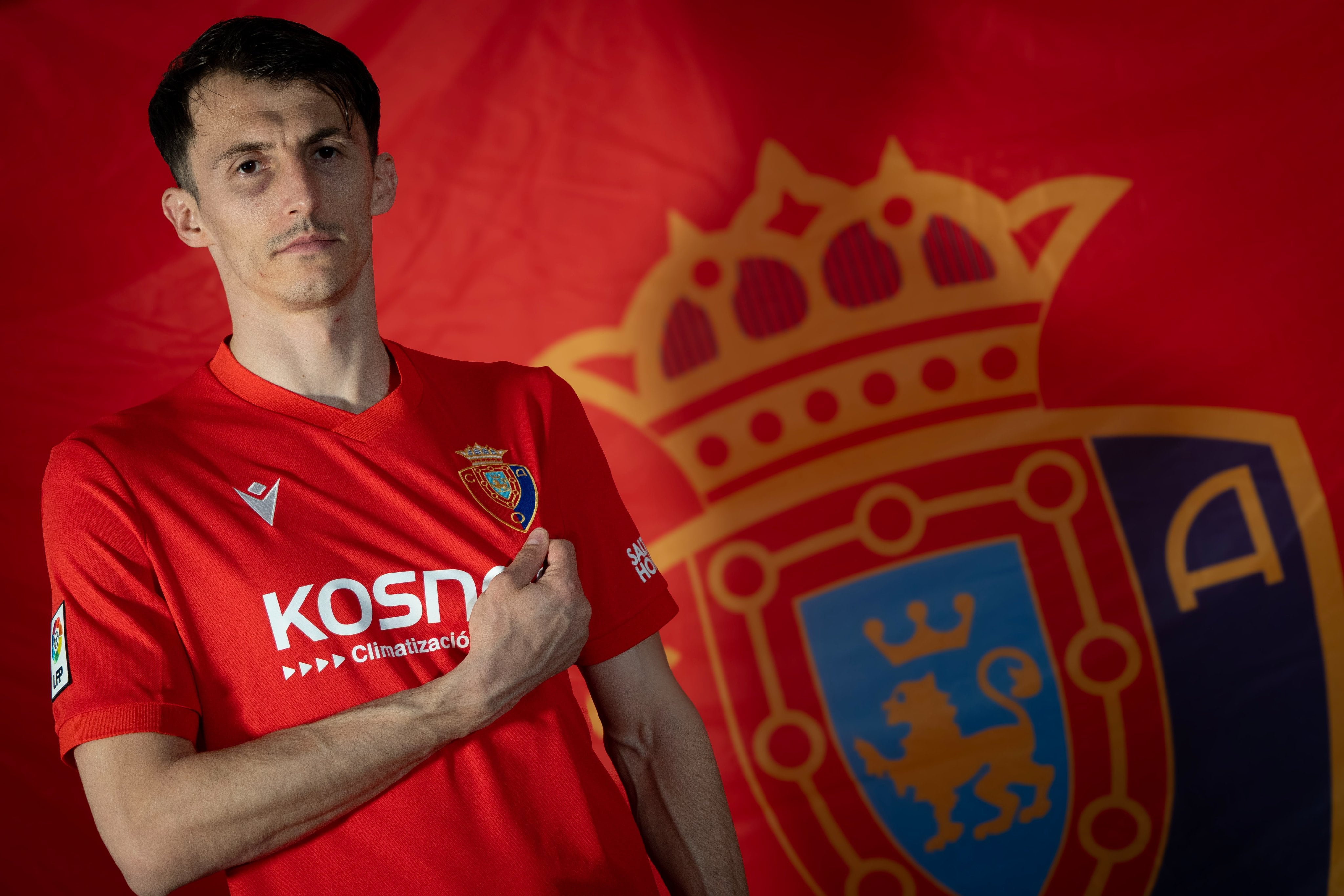 La camiseta retro recupera el escudo de Osasuna de los años 80 y 90