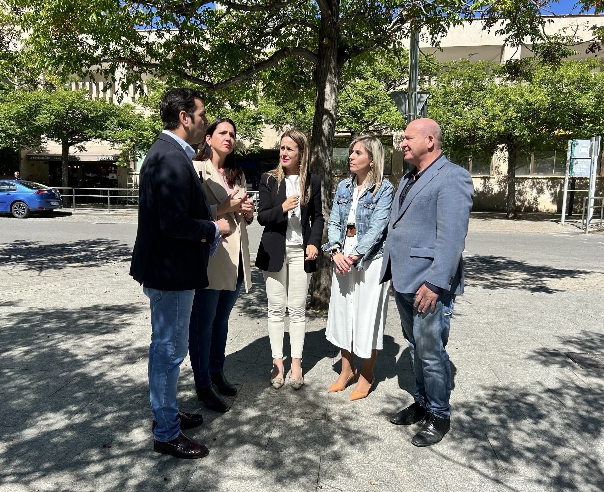 De izquierda a derecha los diputados Juan Diego Requena y María Torres; la diputada por Huelva Bella Verano y los senadores populares jienenses Mariola Aranda y Javier Márquez.