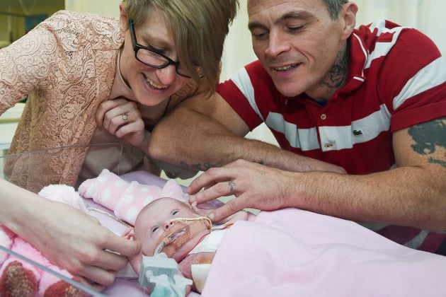 Vanellope Hope Wilkins, con sus padres cuando tenía 15 días de vida.