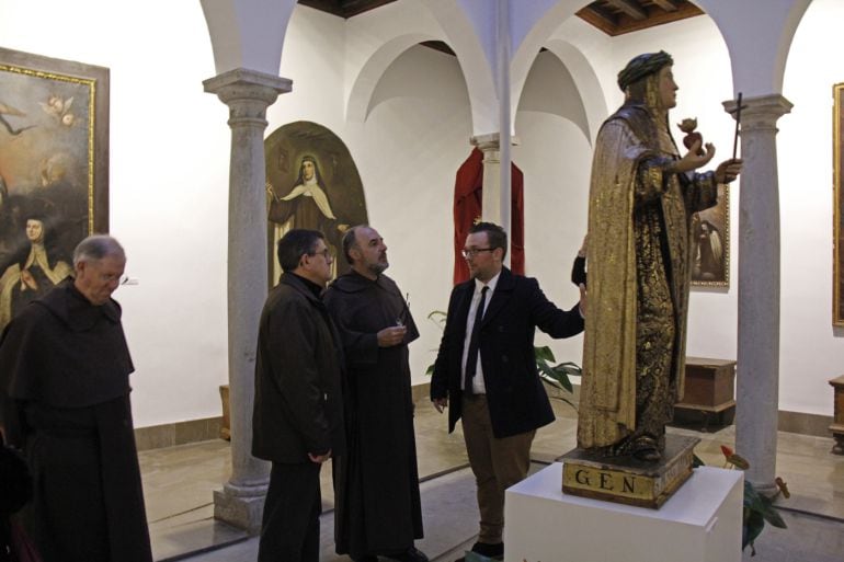 El director del museo junto al prior de la Orden del Carmelo viendo algunas de las piezas expuestas