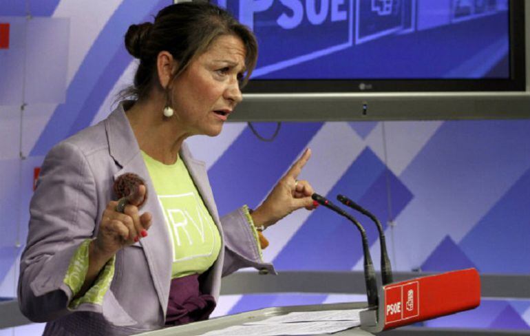 La secretaria de Política Económica y Empleo del PSOE, Inmaculada Rodríguez-Piñero, tras la reunión del equipo económico del Partido Socialista