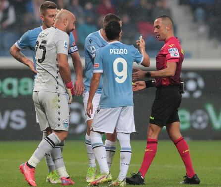 Pepe Reina protesta con otros tres jugadores el lanzamiento de un mechero