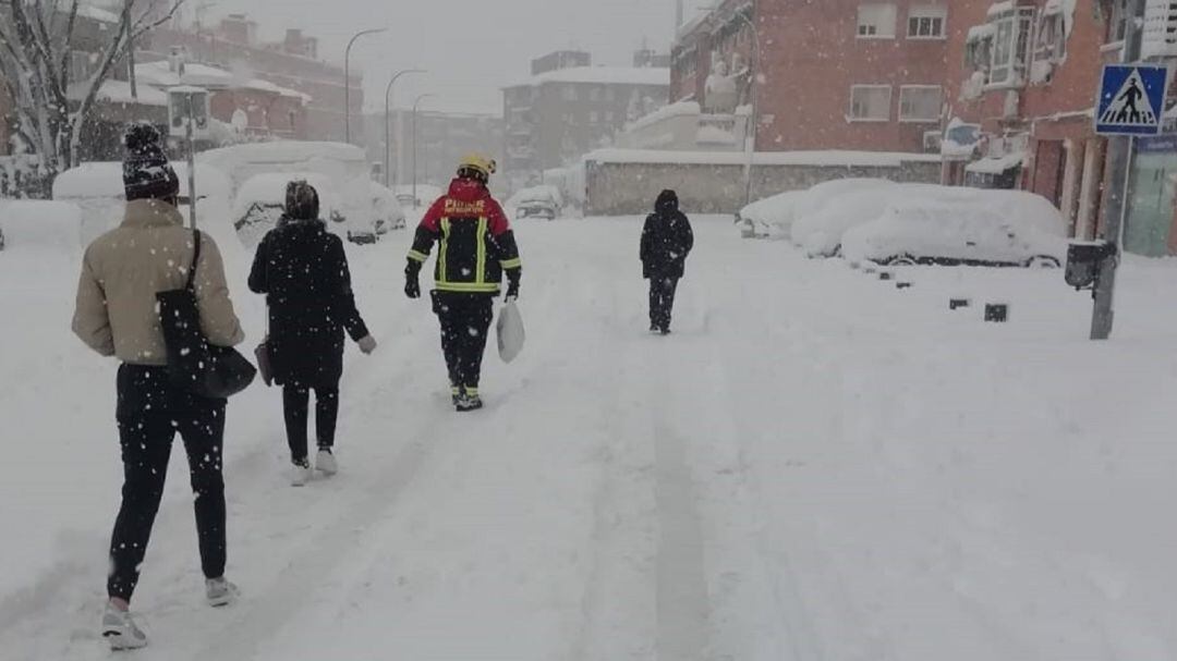 Los servicios municipales y voluntarios tuvieron que hacerse cargo del rescate, traslado y albergue de conductores atrapados en carreteras autonómicas.