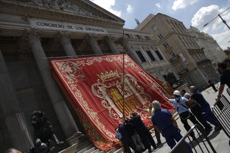 Preparativos en la fachada del Congreso, donde este miércoles los reyes presiden los actos conmemorativos del XL aniversario de las elecciones del 15 de Junio de 1977.