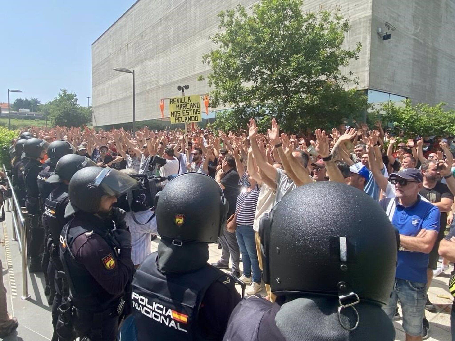 Concentración de trabajadores del sector del metal ante la Consejería de Industria.