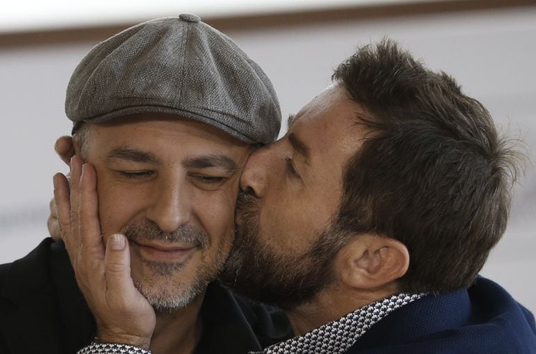 Los actores Antonio de la Torre (d) y Roberto Álamo, durante a presentación hoy de &quot;que Dios nos perdone&quot; en la 64ª edición del Festival Internacional de Cine de San Sebastián, donde compite en la sección oficial. 