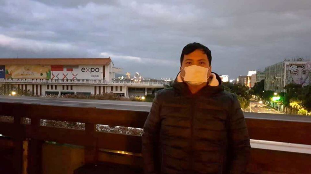 Carlos Chan, desde la terraza de la casa donde se encuentra en Taipéi