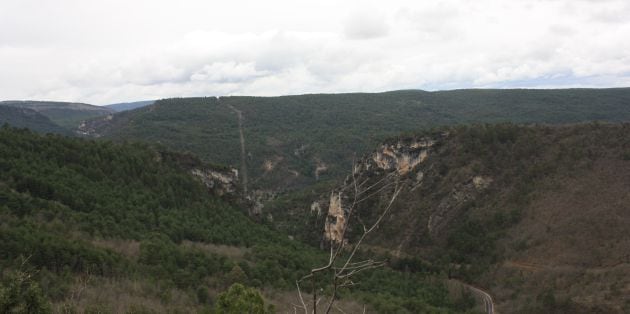 El paisaje desde este mirador se extiende por las cumbres de la Serranía Alta de Cuenca.